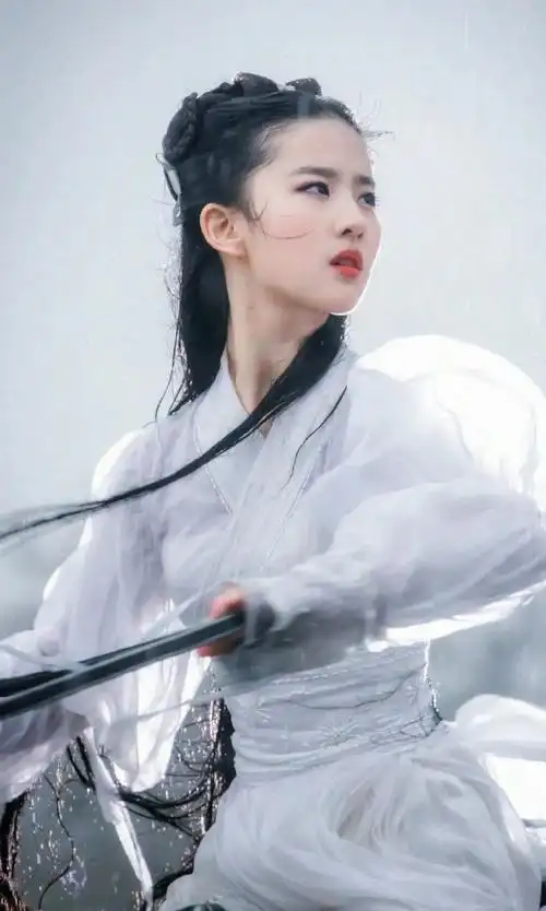 刘亦菲17岁跑步旧照#犹记得她1岁的时候拍的小龙女,不愧是骨相美女