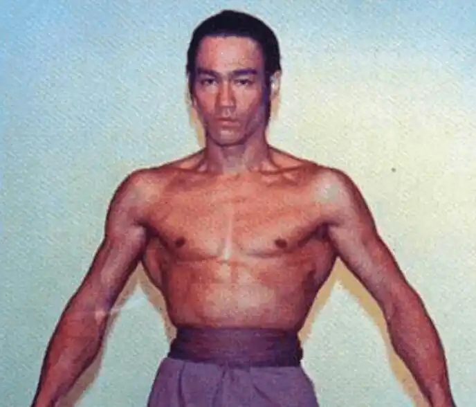 甄子丹的肌肉,李小龙的肌肉,李连杰的肌肉,都输给洪金宝的肌肉