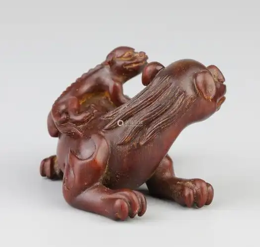 明代 犀角子母兽摆件