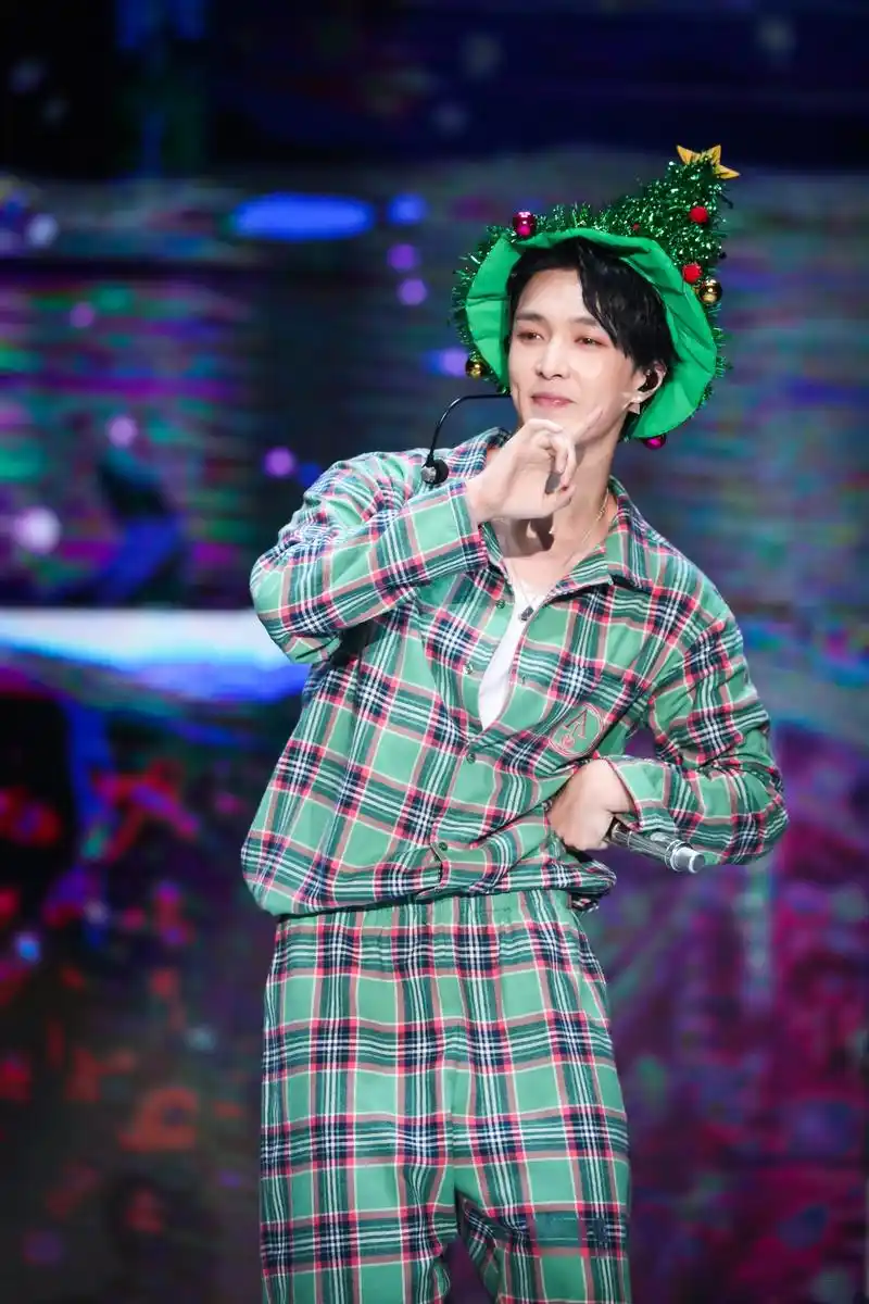 张艺兴身穿红绿色格子背带裤套装,深圳大航海演唱会送上灵动活泼的