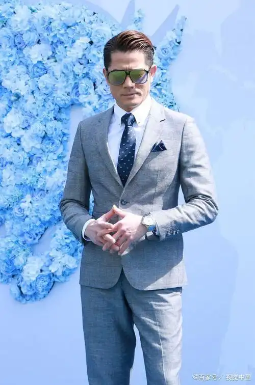 郭富城这个大油头造型阳刚气爆炸!一贯的钢铁男西服,哪像53岁?