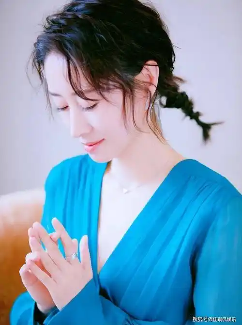 刘敏涛太酷了,穿素衣剃光头上节目,完全不在乎他人眼光_造型_母亲_女