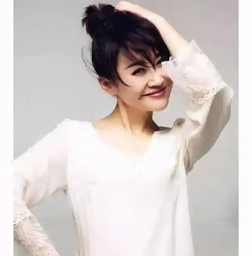 51岁许晴粉色时尚纱裙优雅高级,短发造型年轻10岁不止_气质_裙子_身材