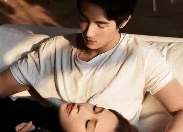 萧亚轩与黄皓情变后,晒照避开伤口,自我鼓励:每天都会变得更好_男友