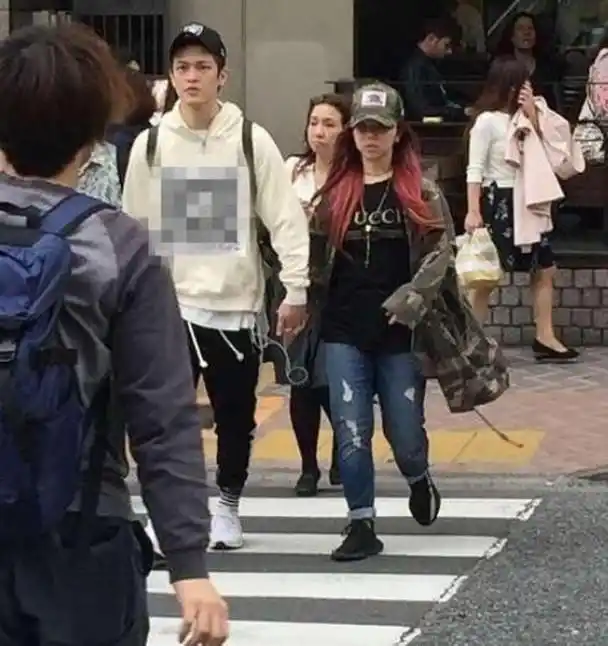 满载而归邓紫棋与男友同游嘉年华狂扫抓娃娃机