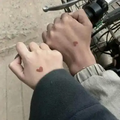 情侣头像一左一右一个拉手(情侣头像真人分开一左一右) - 帅哥男生