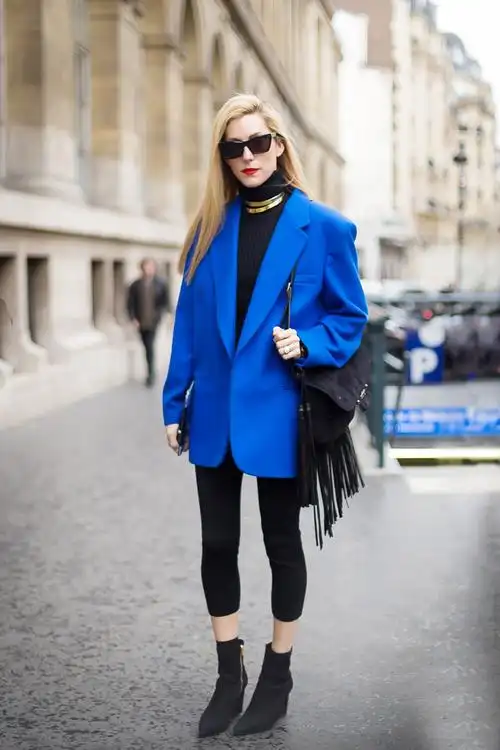 蓝色大衣搭配黑色look很出彩 ,是职场mm们很喜欢的身搭配,现在的天气