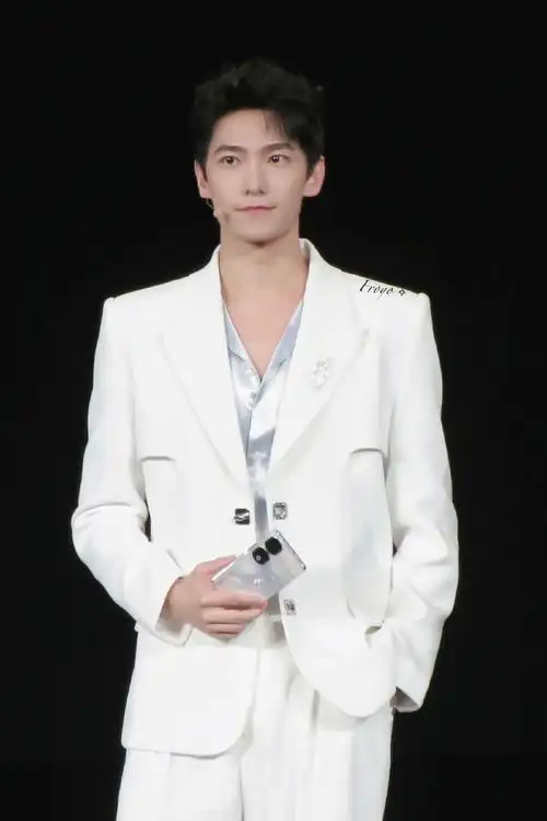 杨洋丝绸衬衫白西装##杨洋代言荣耀90系列##杨洋一身白西装出席成都