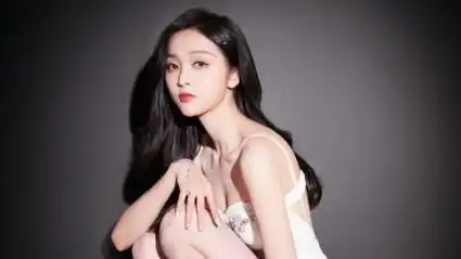 吴宣仪卢昱晓刘些宁出门化妆 粉丝门口等待拍照