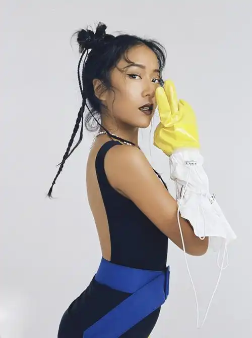 主业是歌手,副业是美妆博主,吉克隽逸的性格非常好,从一些小视频中就