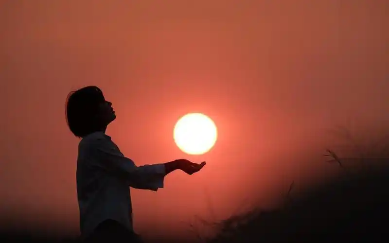 拥抱夕阳的唯美桌面壁纸