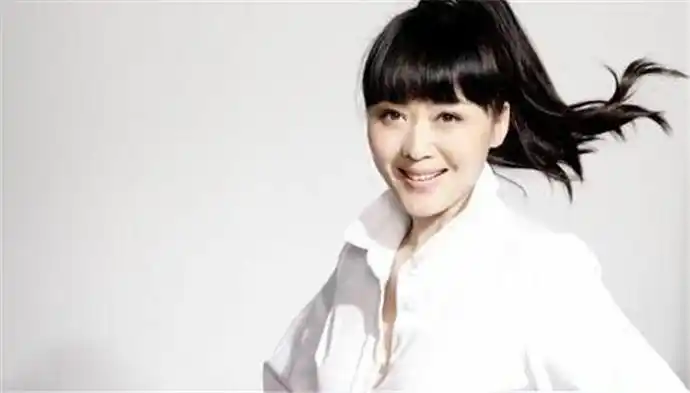 而后来的他也被人爆料是和李琳在一起了,这可是姐弟恋的呀,剧当时的