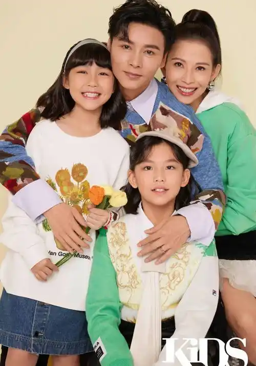 蔡少芬张晋拍全家福大片,姐弟三人性格迥异,张晋自认帅气不及儿子