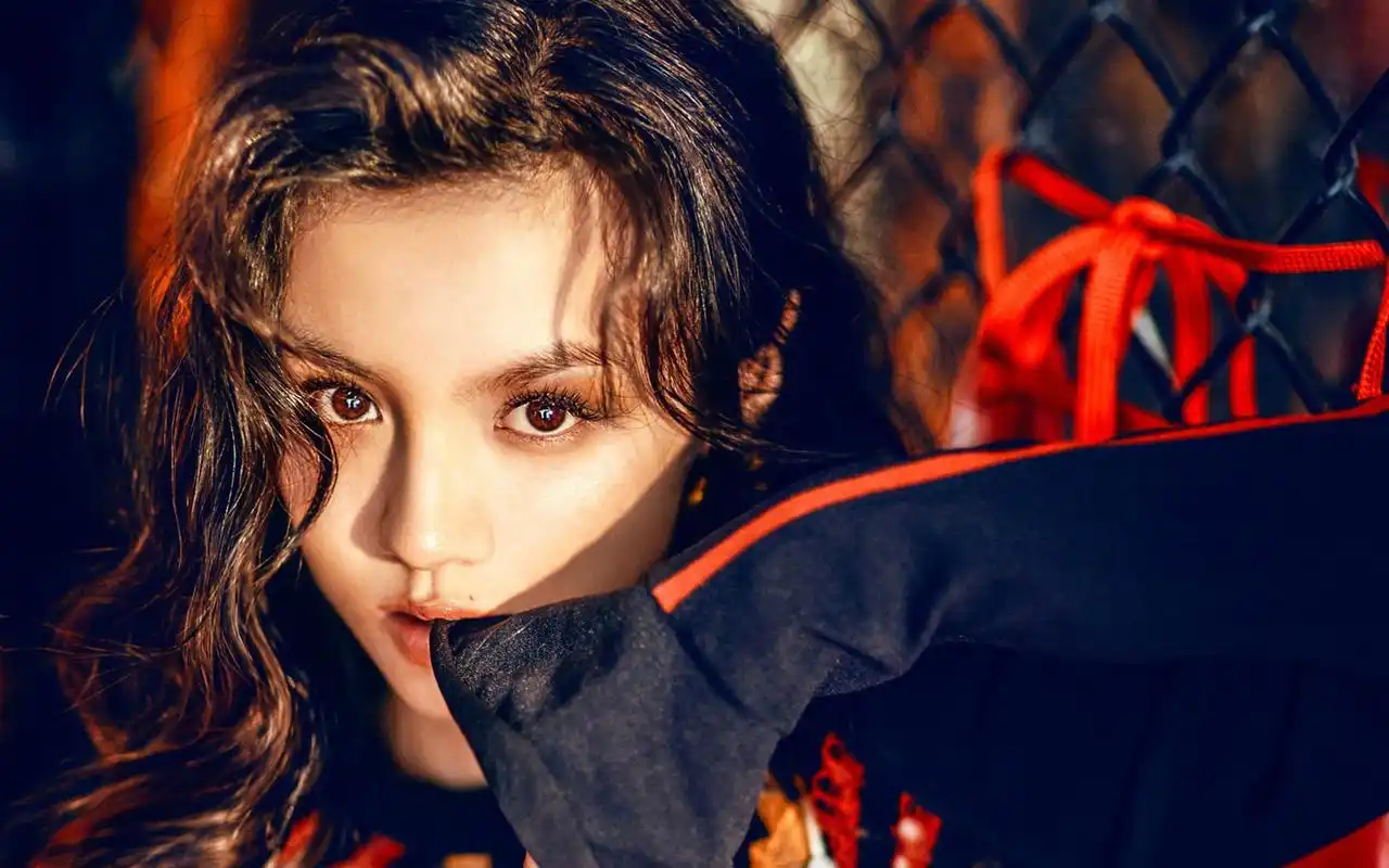 关于春夏的长相,我第一个感觉是"奇怪"