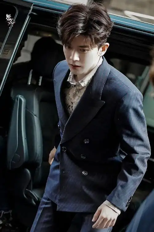 etro 2024秋冬大秀前任嘉伦以一身花卉印花衬衫搭配斜纹套装亮相品牌