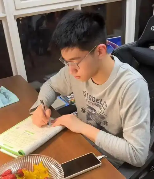 高颜值初中男生放学照走红,成绩好会打篮球,185令女大学生心动