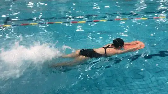 练了n万米的浮板打腿,游起自由泳「打腿」还是差?可能你走了弯路