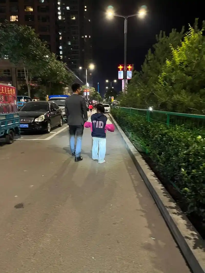 满眼宠溺 #暖心一幕 晚上路灯下散步,两人一路上有聊不完的 - 兑趑