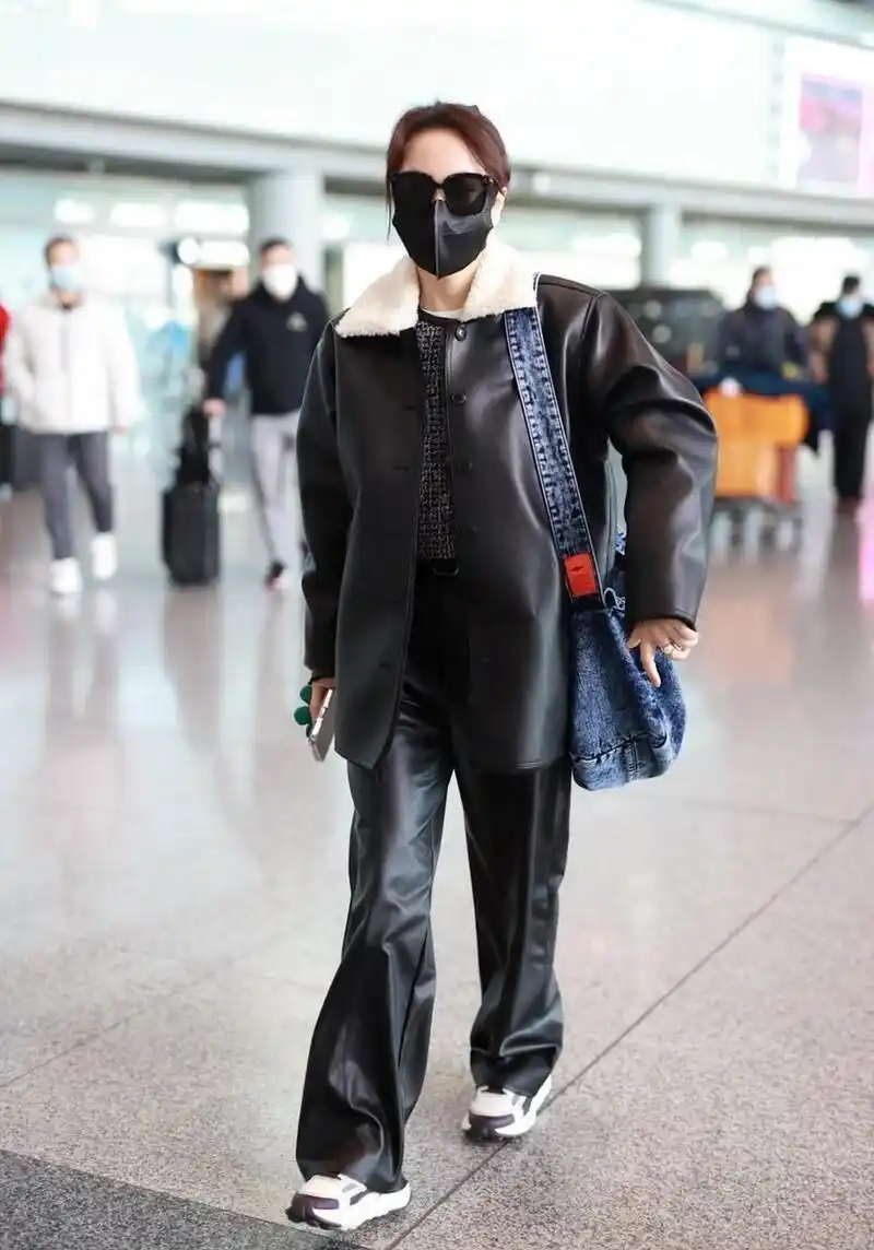 吴昕机场街拍 黑色皮衣 黑色皮裤 黑白运动鞋又酷又甜
