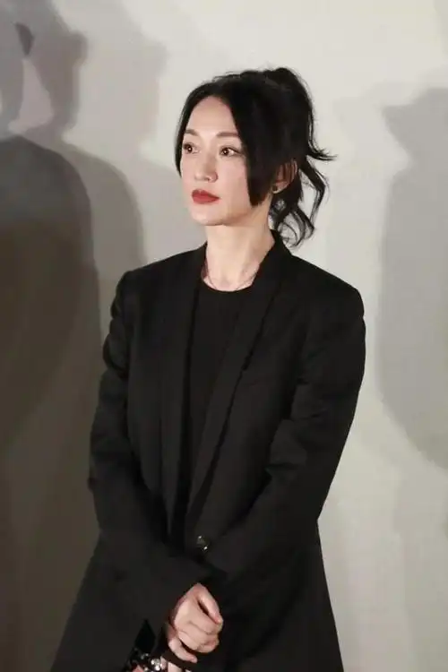 周迅通过西装体现强大的气场:这几年西装越来越受欢迎,在女性朋友们的