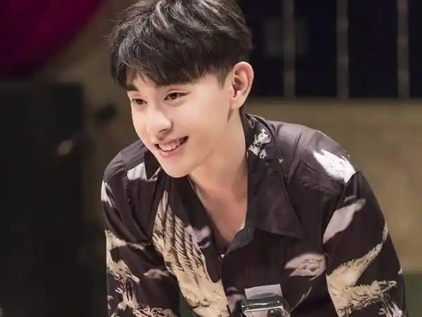 邓伦被曝新恋情神秘女友身份曝光引发猜测