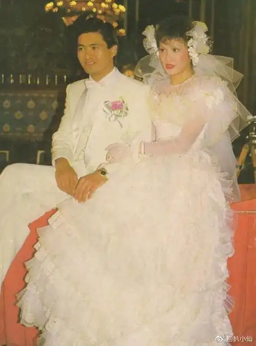 周润发夫妇相处日常被赞打扮朴素买菜还赊账但曾被指有私生女