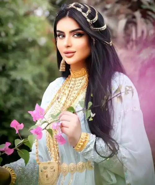 28岁迪拜公主玛哈拉,脖子里挂满了黄金首饰,还化着浓妆太美艳了