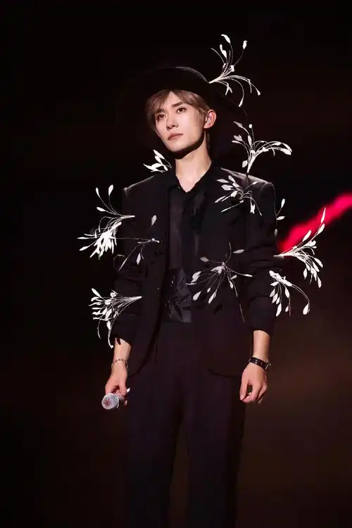 易烊千玺唱粤语歌#今晚@tfboys-易烊千玺在演唱会上的第二套造型选择