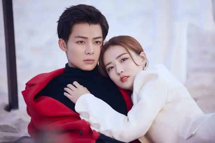 因戏生情在演艺圈是再正常不过的事了,远的像鹿晗和关晓彤的《甜蜜