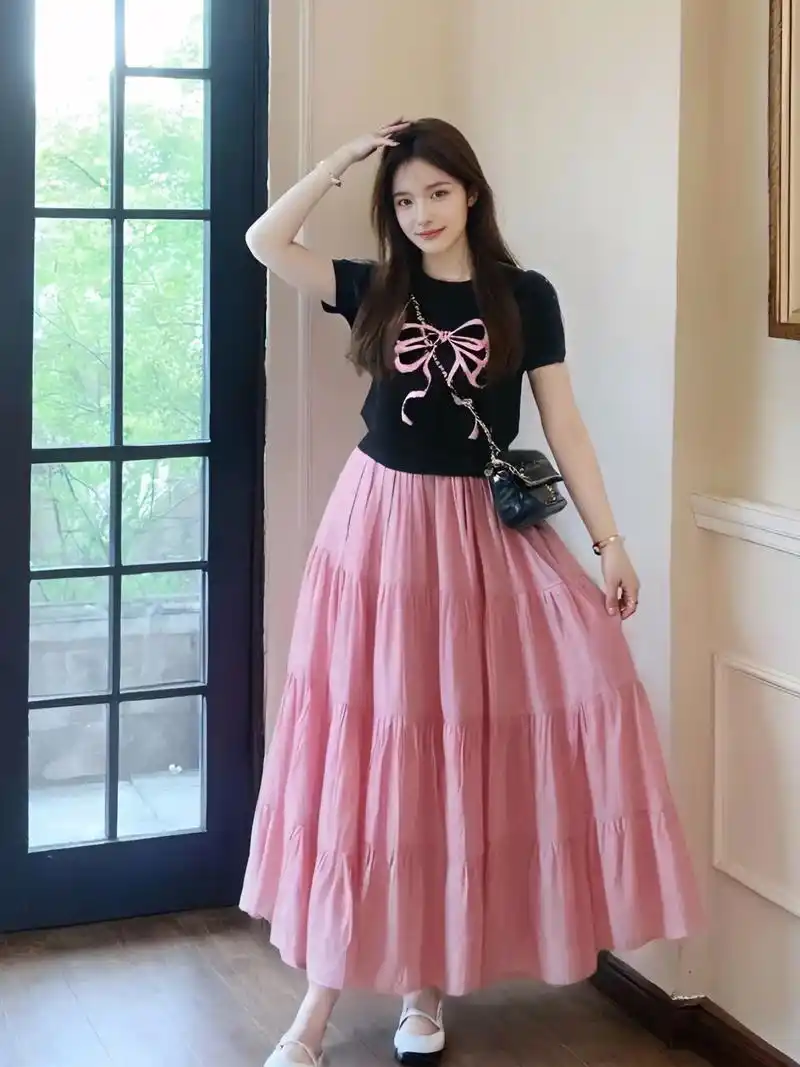 今日份穿搭来啦!蝴蝶结短袖针织上衣与粉色高腰半身裙的完美组合