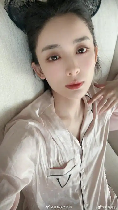 古力娜扎晒十二宫格库存自拍皮肤水嫩状态好无惧怼脸