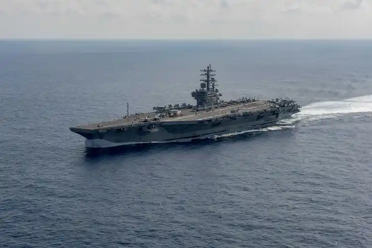 十万吨级的外交力量—"里根"号航母打击群来了_美国