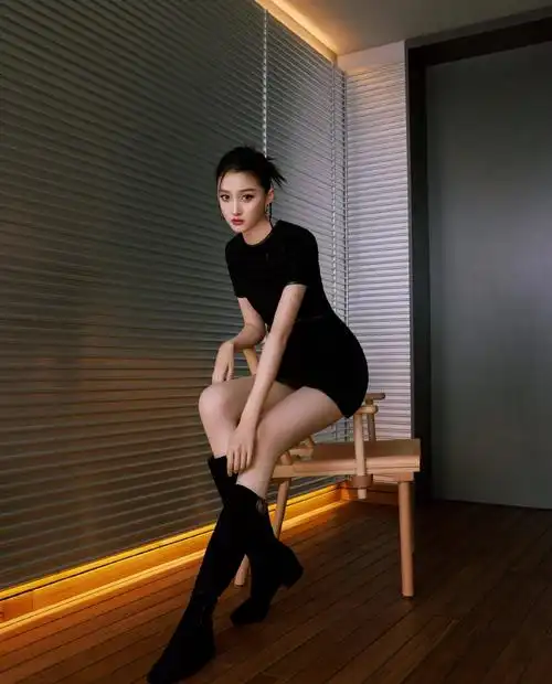 腿精上线!关晓彤黑色精致修身短裙拍写真