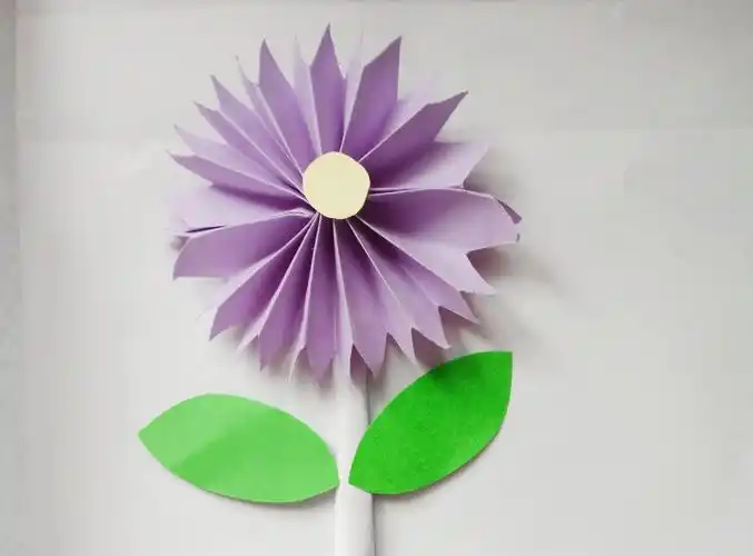 使用彩色卡纸剪下长方形并反复对折.