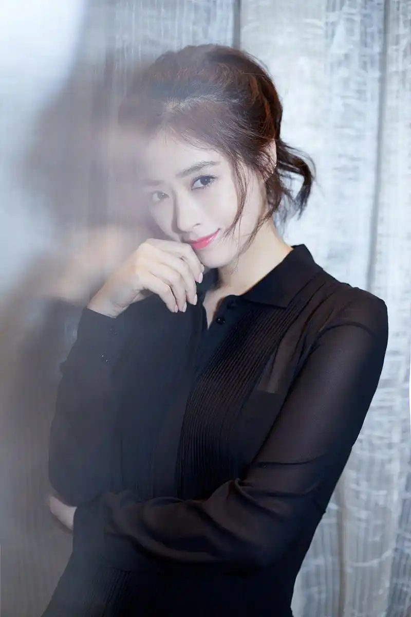 蒋欣高梳马尾配连衣裙出席飞天奖星光奖,精致淡雅的妆容十分减龄,眼神