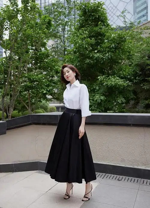 刘敏涛职场风穿着,有种"大片"既视感,优雅又有气质