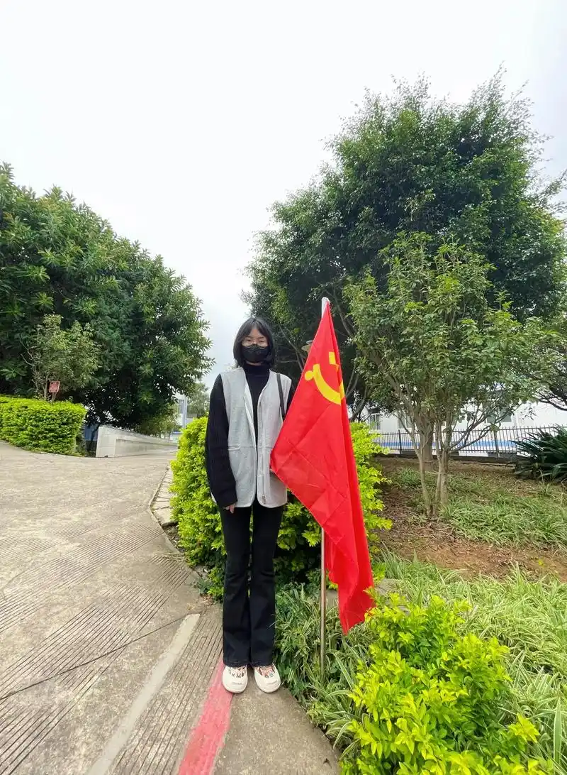 我和党旗合个影 晒出浓浓爱党情9899#如果 - 抖音