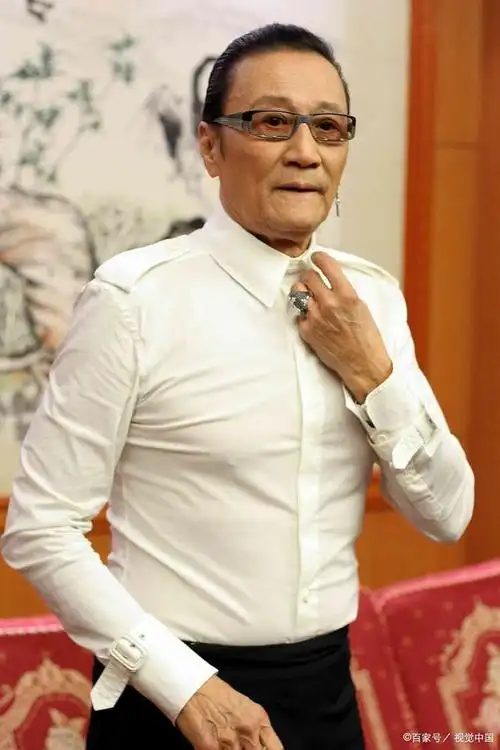 85岁的谢贤独自生活,终日无所事事,引热议