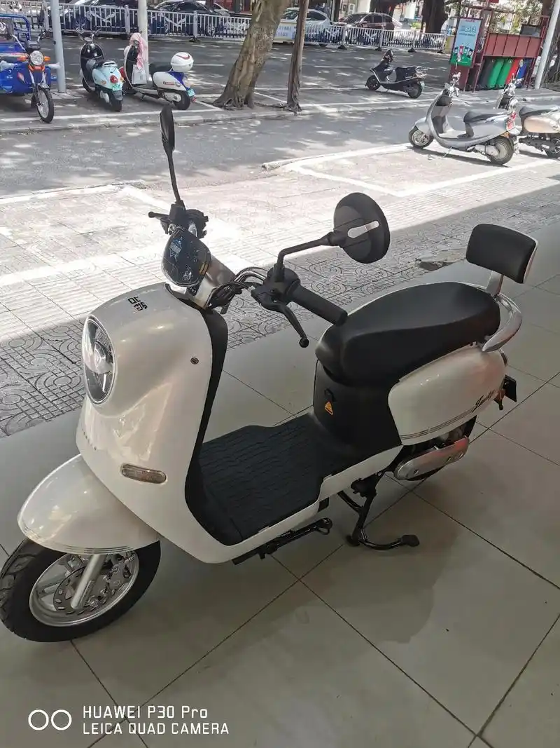 台铃电动车《n8》超智版,焕彩白#新能源电动汽车 # - 抖音