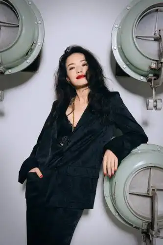 45岁舒淇慵懒吸烟装造型曝光电影感十足