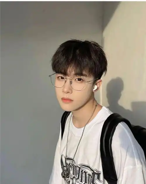 很修饰脸型纹理烫通常不需要烫出太多的卷度,只需呈现一些蓬松的效果