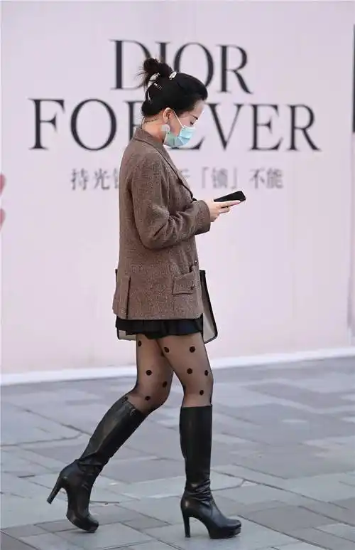 黑色丝袜搭配长靴还是选择高跟款式更好衬托身材