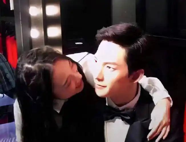 原创杨洋蜡像被年轻女粉丝骚扰被人指责后该女子称忍不住