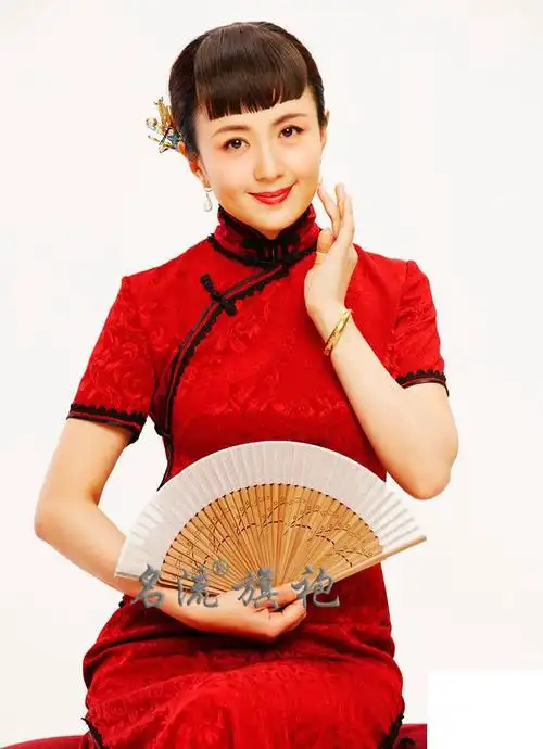 杨童舒中国红旗袍尽显古典东方美杨童舒新年写真曝光