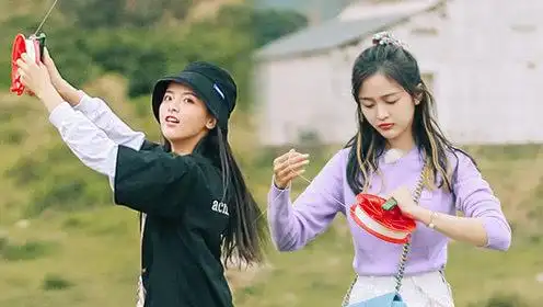 杨超越吴宣仪撒欢小跑放风筝放飞啦,真是风一样的女子!