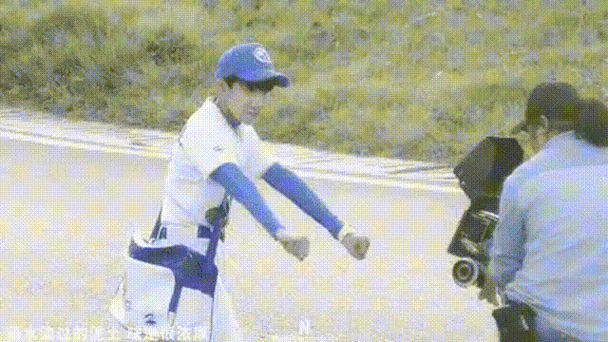 在电影《我们的少年时代》中,王源并非真的骑着自行车,而是在原地打