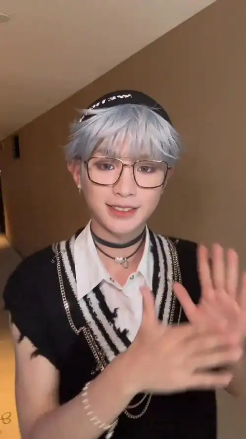 不修神仙超话#黄明昊#    黄明昊     douyin截图      72    二改