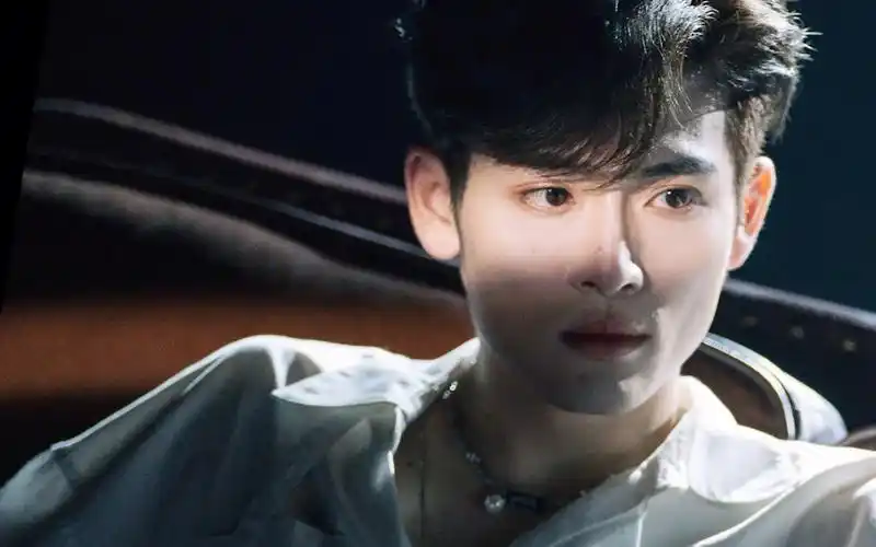 近田力丸riki丁达尔效应发生落在他白衬衫上的光便有了形状