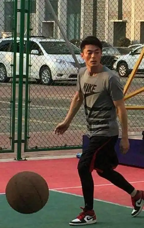 私底下的霍建华可没电视剧里高调黑色卫衣休闲简单戴墨镜更帅