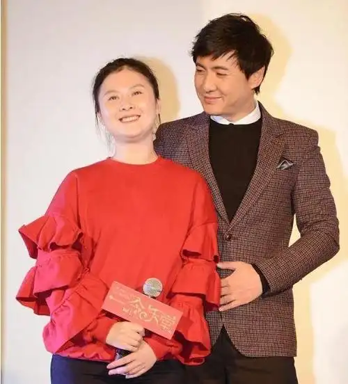 沈腾一家三口与好友聚餐,王琦身材圆润显富态,四岁儿子活泼好动|贾玲